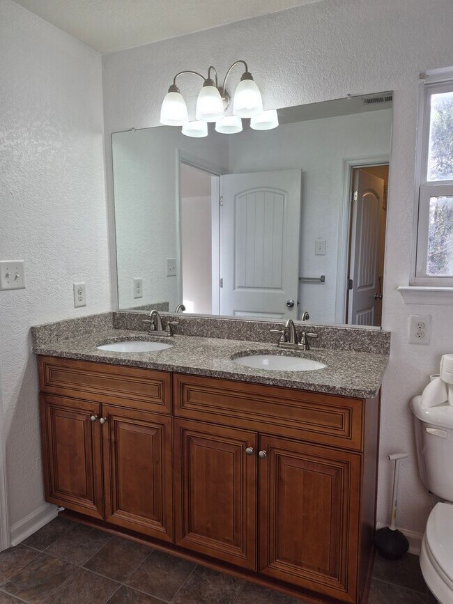 Building Photo - 1723 Fisher Ave