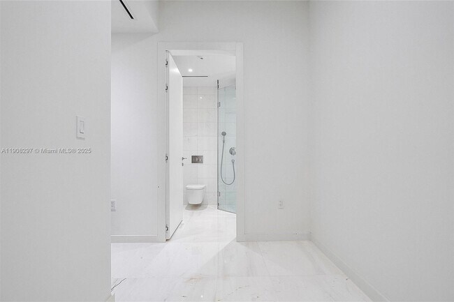 Building Photo - 300 Biscayne Blvd Way