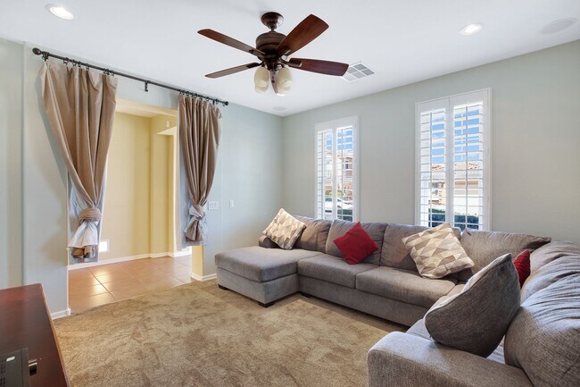 Building Photo - Charming Home with heated Pool & Spa! Amaz...