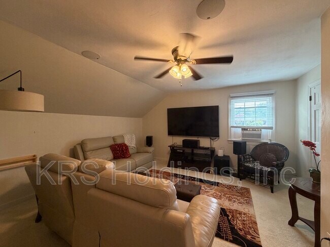 Building Photo - 1520 Woodside Ct