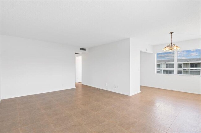 Building Photo - 410 Fanshaw J