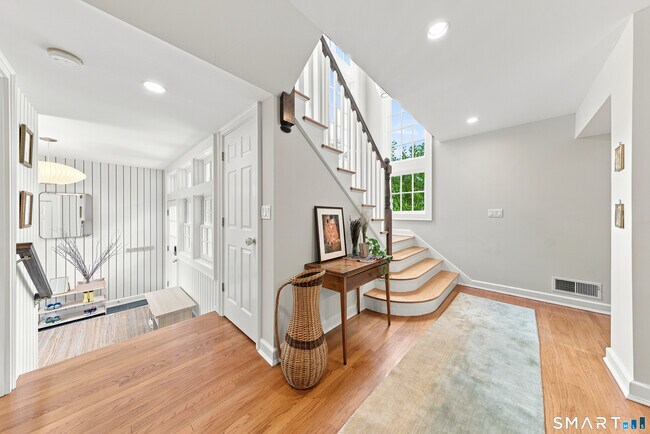 Building Photo - 11 Belaire Dr