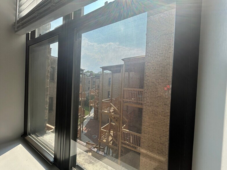 Building Photo - 1000 Crain St