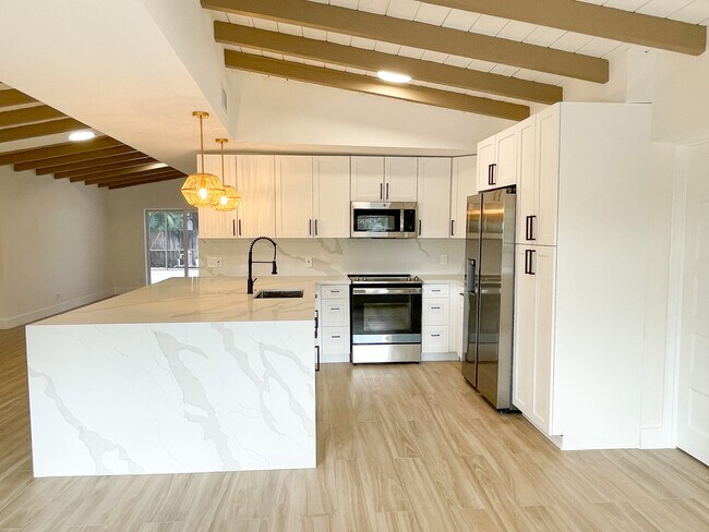 Building Photo - 1523 SW 19th Ave