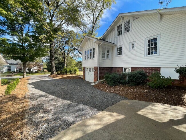 Building Photo - Updated 3/2 House in Old East Rome $1,895
