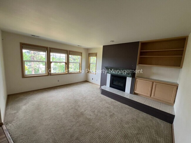 Building Photo - 2 bed, 2 bath condo