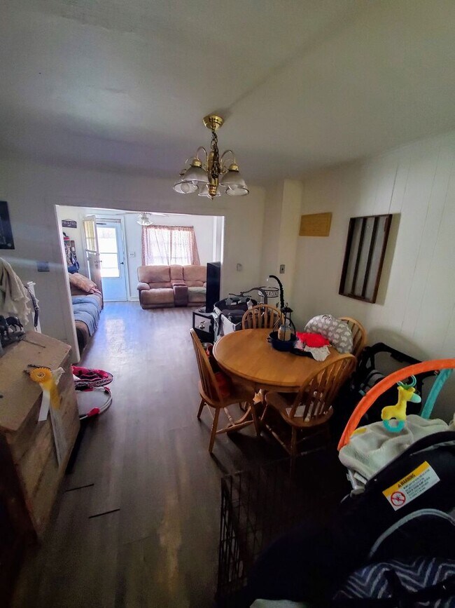 Building Photo - Rare pet-friendly downtown rental with off street parking and fenced yard!