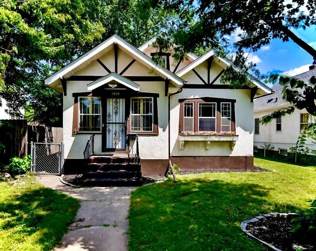Primary Photo - Huge 3 Bedroom Single Family Home in Minne...