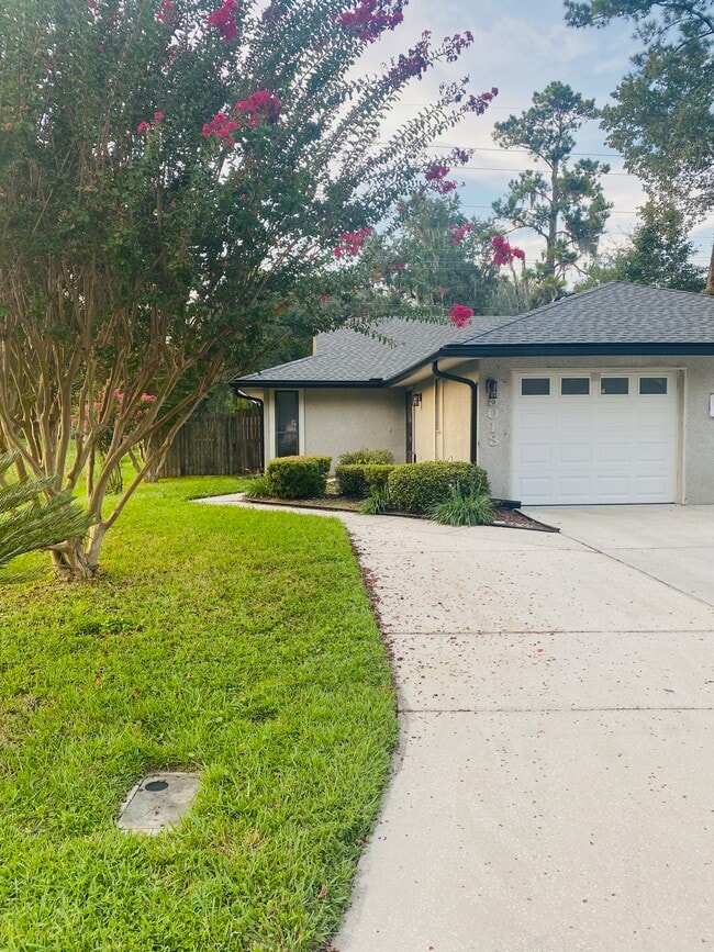 Building Photo - 5013 Knightsbridge Cir N