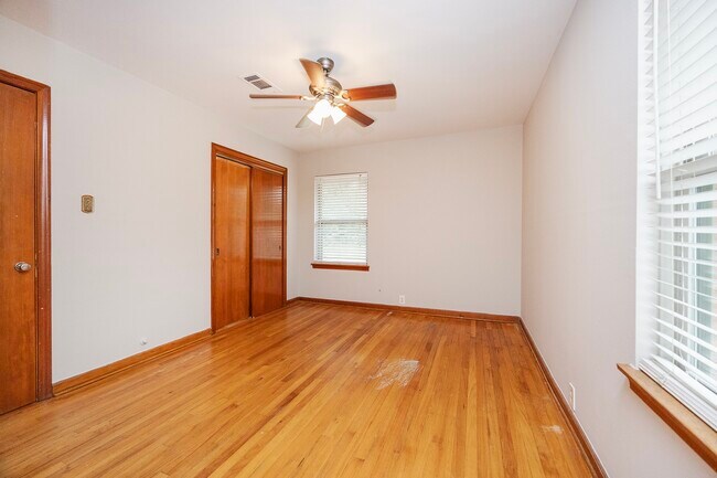Building Photo - 1018 W 31st St