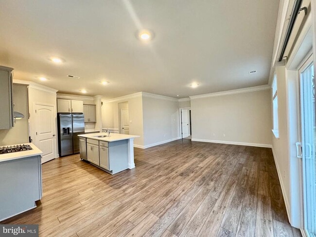 Building Photo - 33016 Blue Iris Rd