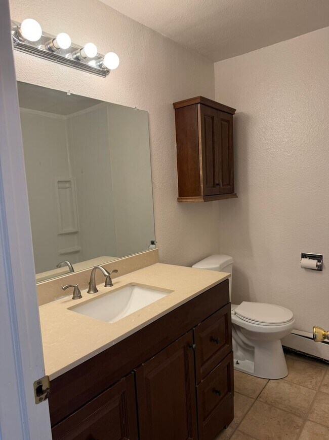 Building Photo - 460 Topaz Dr