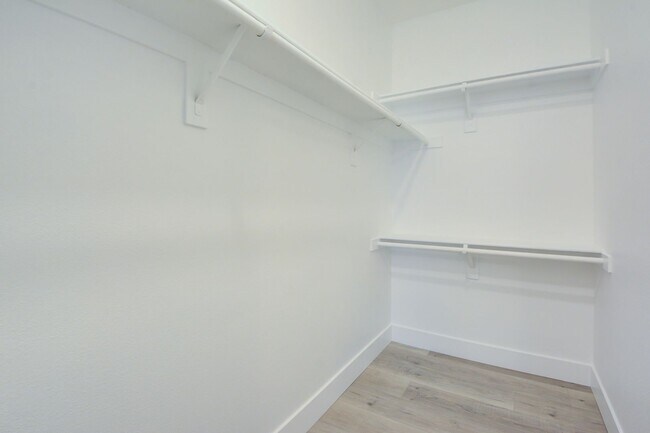 Building Photo - UPGRADED 2 BEDROOM CONDO!