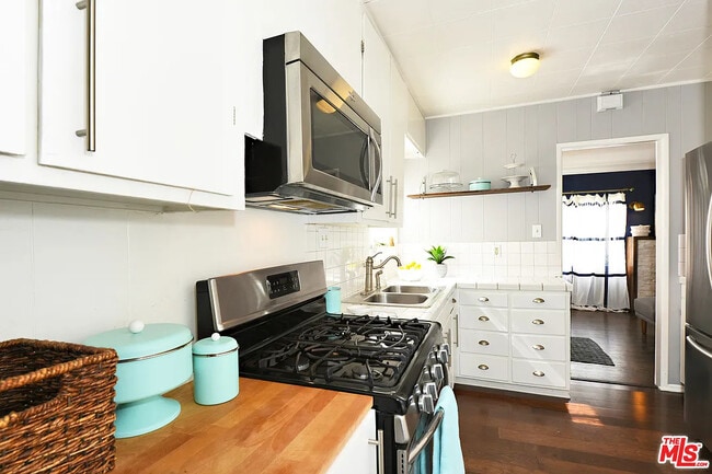 Building Photo - 3844 Goldwyn Terrace