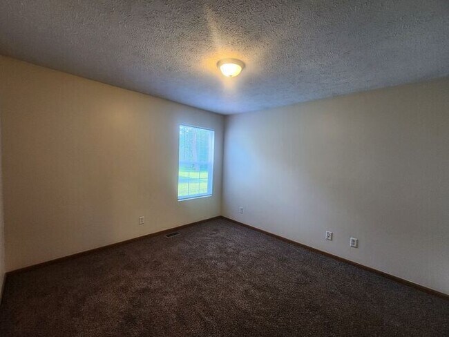 Building Photo - Enjoy comfortable living in this spacious all-electric home