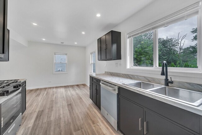 Building Photo - 37544 Columbus Ave