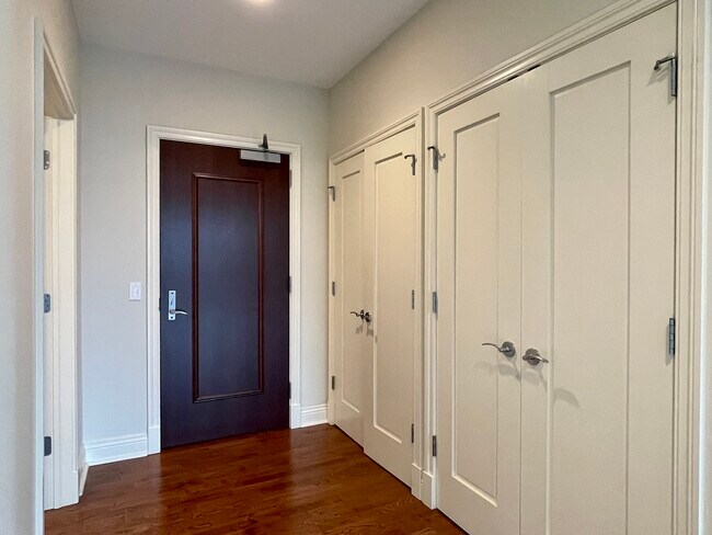 Building Photo - 520 S Washington St