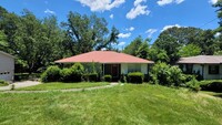 Building Photo - Newly renovated home with spacious floor plan