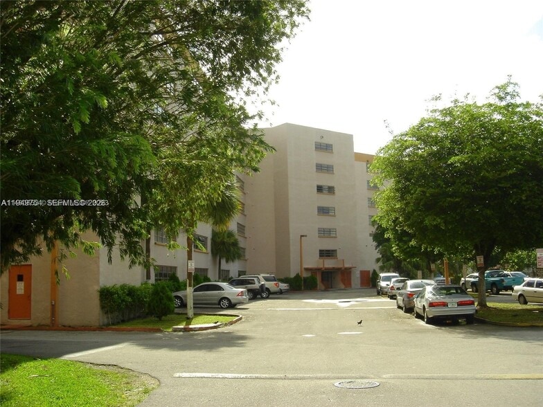 Building Photo - 9688 Fontainebleau Blvd
