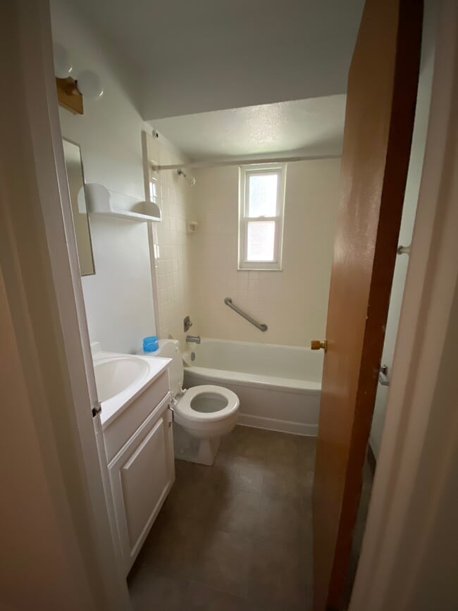 Building Photo - 2180 W Schantz Ave