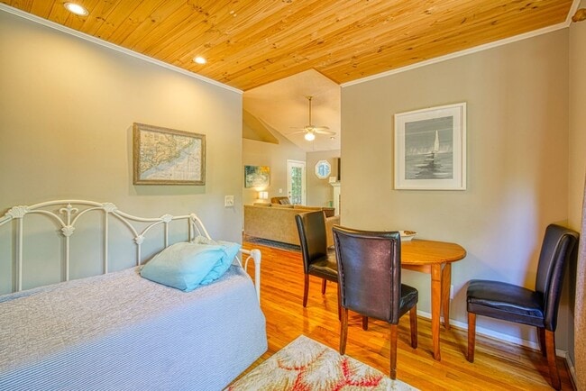 Building Photo - Adorable 2 BR, 2 BA Home - Greater North Main Area, Greenville