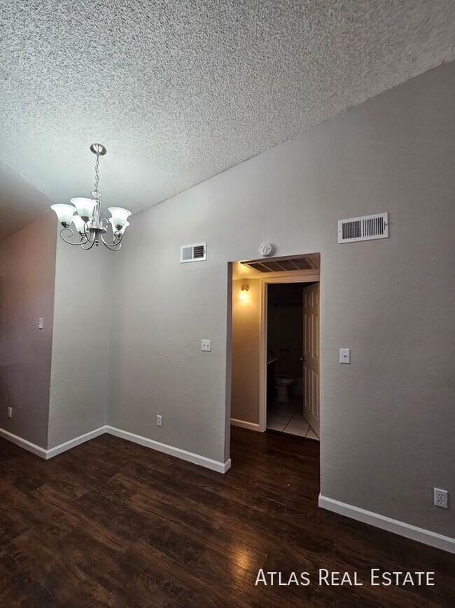 Building Photo - 306 E Vine Cir