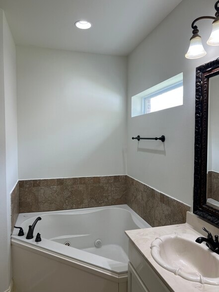 Master Bathroom - 37140 Woodgate Ave