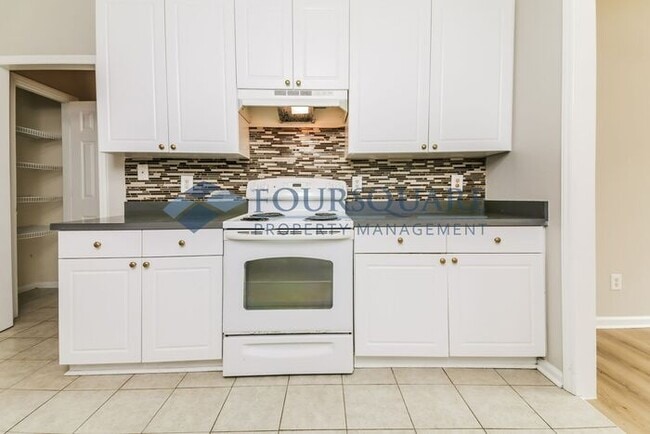 Building Photo - Spacious 4-Bed Home with Double-Height Cei...