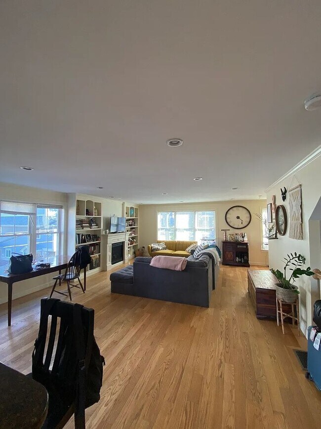 Building Photo - No Brokers Fee, No Security Deposit, In-Unit Washer and Dryer, Central Heat/AC, One Parking is In...