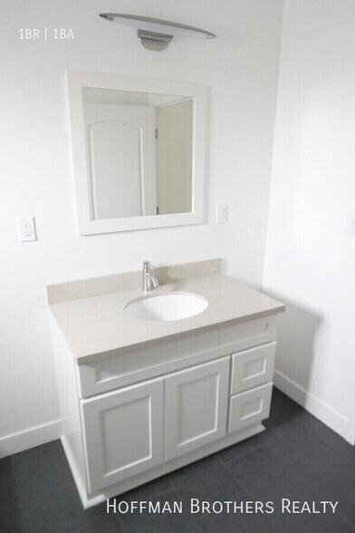 Building Photo - 925 1/2 W 41st Dr