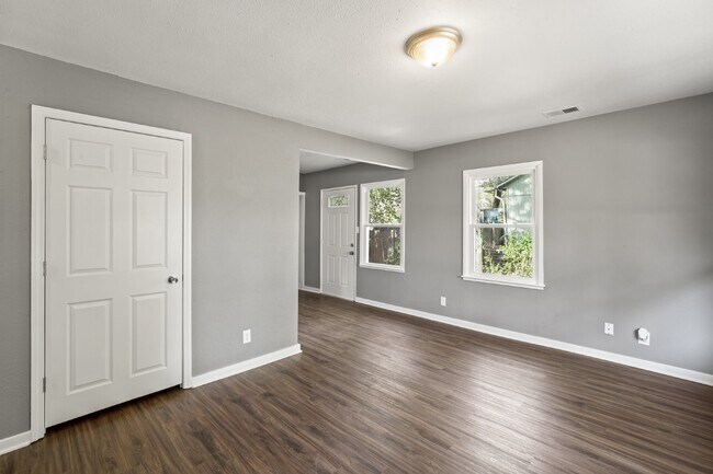 Building Photo - Welcome home to this cozy and fully updated 3-bedroom, 1-bath rental in Kansas City, KS!  1st mon...