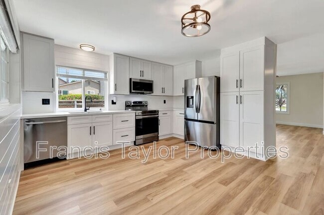 Building Photo - 568 Larchwood Dr