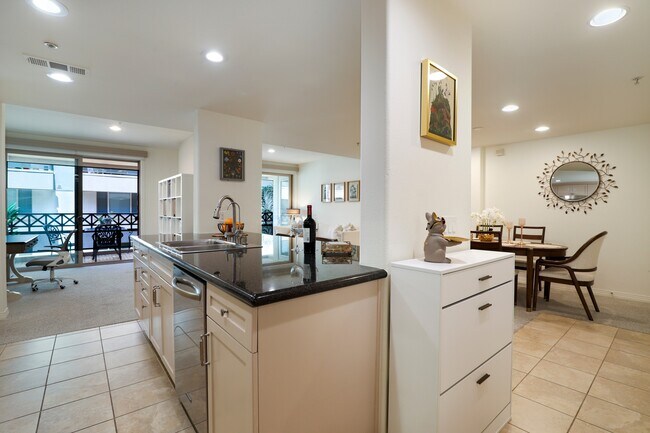 Building Photo - 931 E Walnut St