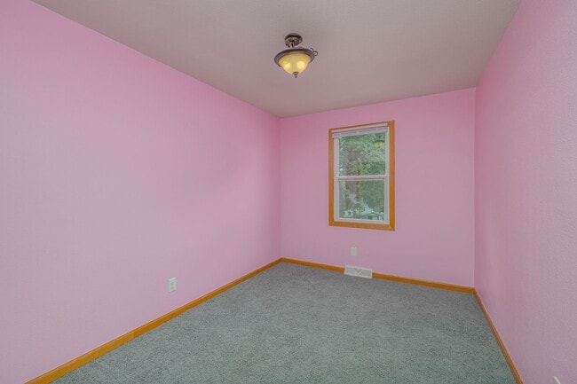 Building Photo - Large Single Family Home for Rent!