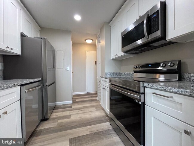 Building Photo - 3245 Rio Dr