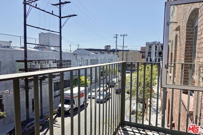 Building Photo - 527 Molino St