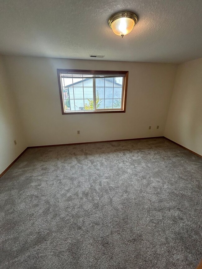 Building Photo - 824 NE Ashby Ct
