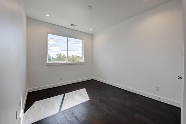 Building Photo - 3 Bedroom Home in the Galleria