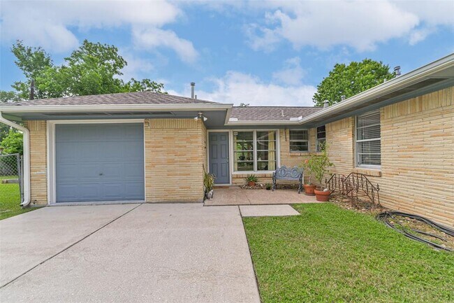 Building Photo - 10414 Woodwind Dr