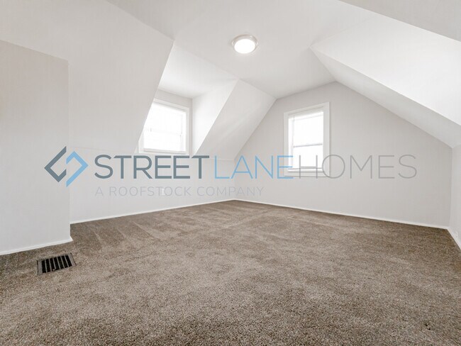 Building Photo - REDUCED!