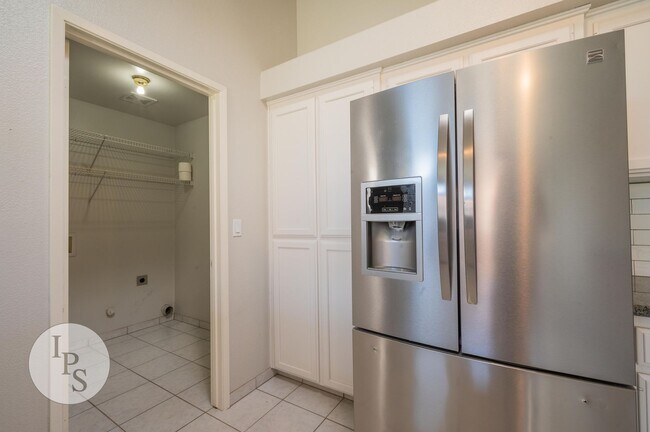 Building Photo - North West Fresno Home, 3BR/2BA, Built 1995 - Lots of Amenities!