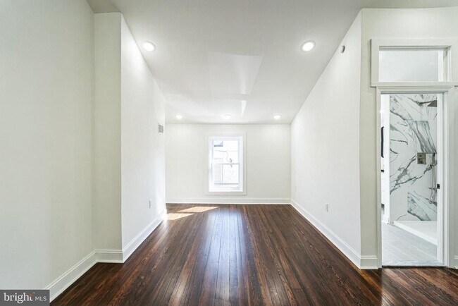 Building Photo - 382 Martin St