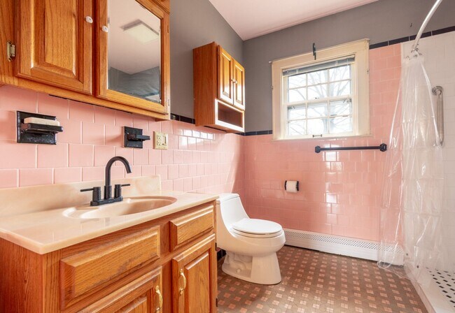 Building Photo - 2 Bedroom Home in Commutable Location