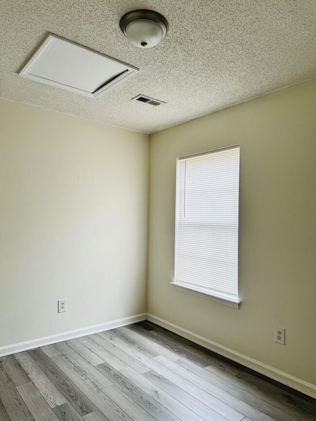 Building Photo - 2607 Bluff View Dr