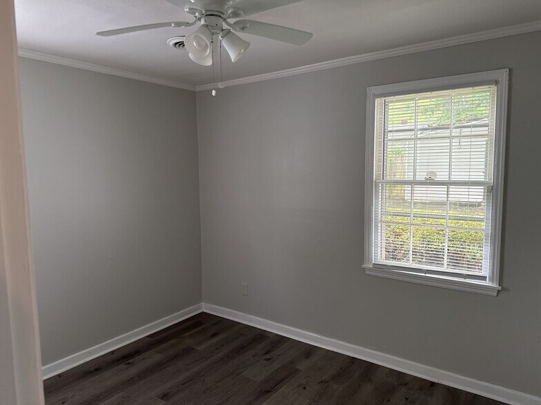 Building Photo - 3928 N Rossiland Cir