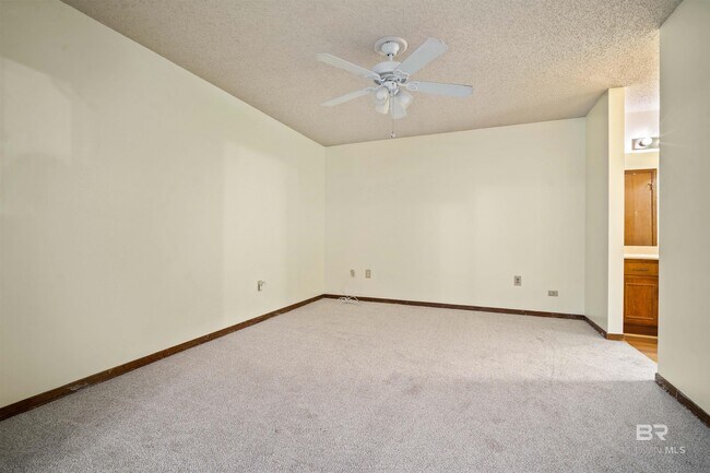 Building Photo - 908 Schaub Ave