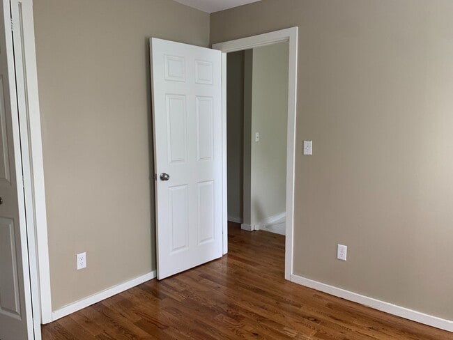 Building Photo - Gorgeous 3BR, Single Family Home IN EAST ROCK! PARKING! LAUNDRY!