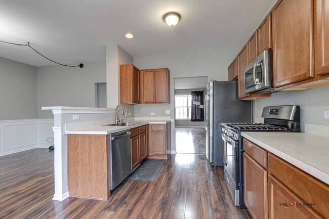 Building Photo - 921 Summit Creek Dr