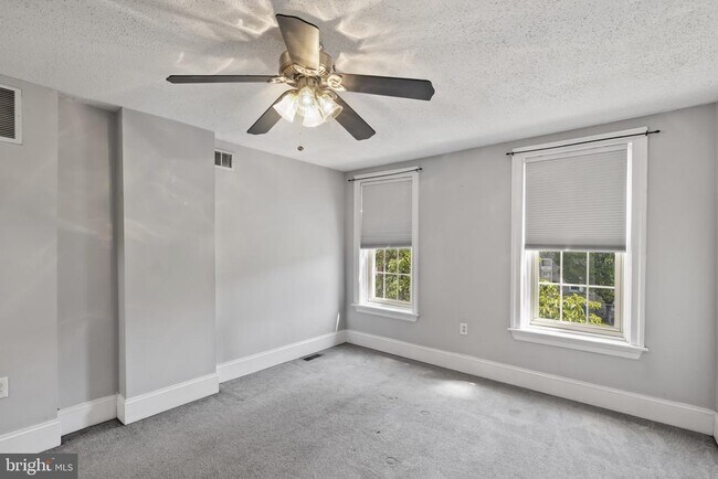 Building Photo - 250 S Highland Ave