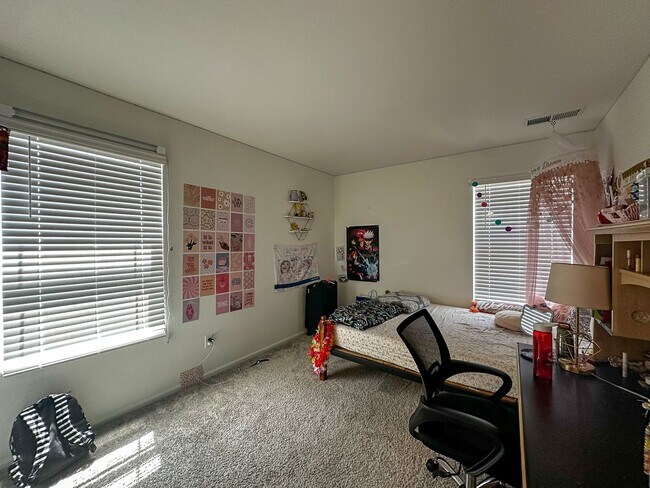 Building Photo - NEARLY NEW 3-bed Paired Home in Senderos Creek community!